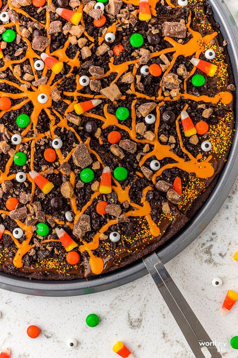 Cookie Pizza Halloween, Halloween Fruit Pizza Ideas, Halloween Cookie Pizza, Halloween Veggie Pizza, Halloween Fruit Pizza, Halloween Dessert Pizza, Brownie Halloween, Halloween Food Recipes, Candy Pizza