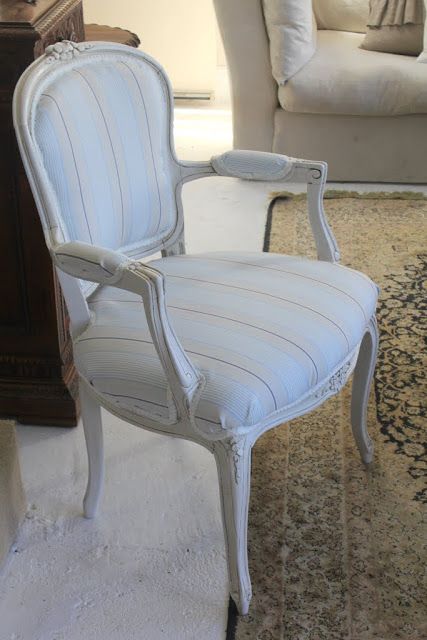 Easy Upholstering of a French Louis Chair French Chairs Upholstery, Design Intervention, Diy Furniture Upholstery, Reupholster Chair Dining, Louis Chairs, French Dining Chairs, Upholstery Armchair, Reupholster Chair, Reupholster Furniture