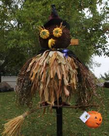 Scarecrow Ideas For Contest, Scarecrow Contest, Scarecrow Ideas, Scarecrow Festival, Scarecrows For Garden, Diy Scarecrow, Outside Fall Decor, Garden Party Theme, Halloween Scarecrow