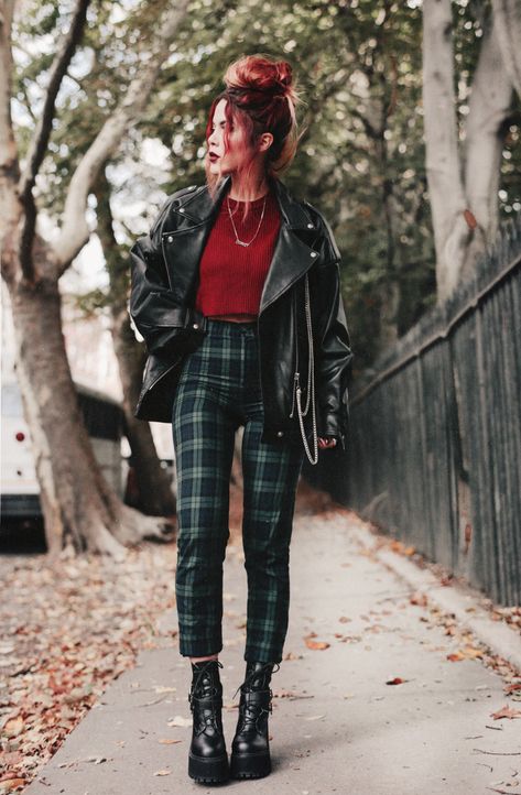 Stile Punk Rock, Stile Pin Up, Green Plaid Pants, Plaid Pants Outfit, Film Trailer, Look Grunge, Look Rock, Rock Punk, Wear Green