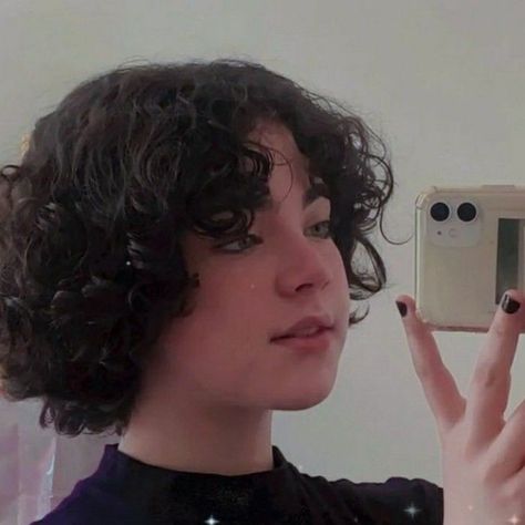 Short Messy Haircuts, Two Block Haircut, Haircut For Face Shape, Shot Hair, Natural Curly Hair Cuts, Tomboy Hairstyles, Short Curly Haircuts, Cut Her Hair, Curly Hair Inspiration