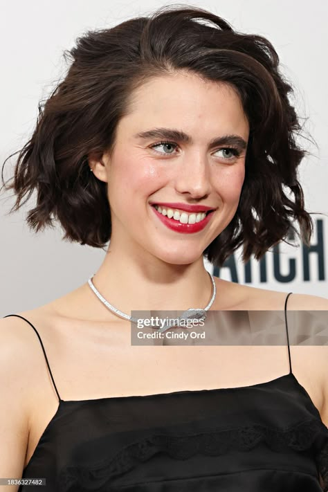 Margaret Qualley Hair, Margaret Qualley Short Hair, Contrast Makeup, Celeb Makeup, Pretty Curls, Fav Aesthetic, Anime Body, Hollywood Girls, French Bob