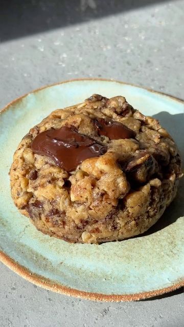 Taavi Moore, RDN on Instagram: "Another single-serving cookie for you all because I know your selfish like me when it comes to desserts :’) jk…

This *single-serving peanut butter oatmeal choc chunk cookie* is soft, chewy, and oh so delicious 🤤

FULL RECIPE 👇🏼 
Single-Serve Oatmeal Choc Chunk Cookie
2 tbsp vegan butter, melted 
1 tbsp brown sugar 
1 tbsp creamy natural peanut butter (needs to be runny)!
¼ tsp vanilla extract
2 tbsp + 1 tsp all-purpose flour 
2 tbsp old-fashioned rolled oats
⅛ tsp baking powder 
Pinch of flaky sea salt 
2 tbsp dark chocolate chunks or chips 
1 tbsp chopped walnuts

Whisk together melted butter, brown sugar, peanut butter, and vanilla. Add flour, oats, baking powder, and salt. Mix until a soft dough forms. Fold in chocolate chunks and pecans. Line a small Easy Breakfast Sandwich, Vegan Chocolate Chip Cookies, Choc Chip Cookies, Peanut Butter Oatmeal, Low Calorie Desserts, Healthy Sweets Recipes, Chocolate Chip Oatmeal, Easter Cookies, Vegan Cookies