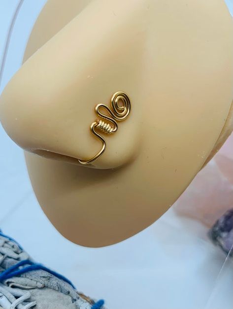 Spiral Nose Piercing, Nose Cuff Tutorial, Cool Nose Rings, Diy Nose Ring, Wire Nose Cuff, Spiral Nose Ring, Diy Nose Rings, Customize Character, Nose Ring Designs