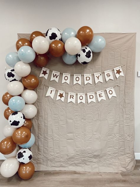 My First Rodeo Birthday Balloon Arch, 1st Rodeo, Baby First Birthday Themes, Rodeo Party, Farm Animals Birthday Party, Its A Boy Balloons, Cowboy Birthday Party, Rodeo Birthday, Cowboy Decorations