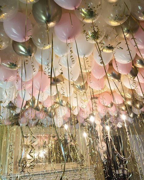 ✨Can we say balloon goals? 💕 Balloon Door, Balloon Ceiling, Birthday Room Decorations, Birthday Goals, 21st Birthday Decorations, 13th Birthday Parties, Birthday Party For Teens, 18th Birthday Party, Birthday Planning