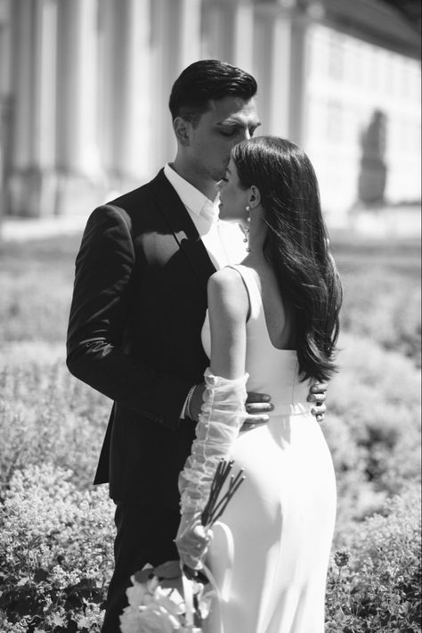 Wedding dress civil wedding white posing pose shooting shoot ideas inspo Civil Wedding Poses, Wedding Shoot Ideas, Shooting Ideas, Wedding Shooting, Couple Engagement Pictures, Photos Poses, Wedding Picture Poses, Minimalist Wedding Dresses, Editorial Wedding