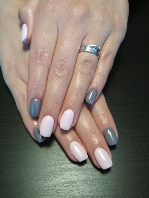 Pink and Grey nails, pink and grey gel Simple Grey Nails Short, Light Grey And Pink Nails, Pink And Grey Nail Ideas, Grey Wallpaper Macbook, Pink And Grey Nails Designs, Grey Pink Nails, Bridesmaid Nails Pink, Gray And Pink Nails, Pink And Gray Nails