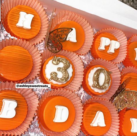 Orange Chocolate Covered Oreos, Puck Recipes, Cake Puck, Oreo Ideas, Chocolate Covered Desserts, Orange Chocolate, Covered Oreos, Cupcake Designs, Cookie Pie