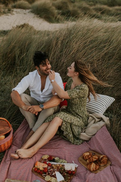 Types Of Dates, Coast Engagement Photos, Picnic Engagement Photos, Prenuptial Photoshoot, Picnic Photo Shoot, Kain Tile, Picnic Photography, Picnic Photoshoot, Wedding Fotos