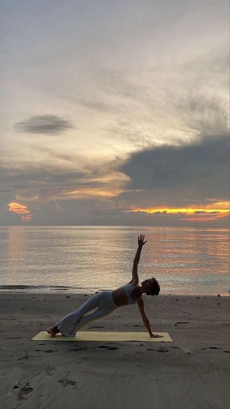 Pilates Outside Aesthetic, Pilates Green Aesthetic, Beach Pilates Aesthetic, Yoga On The Beach Aesthetic, Lean Muscle Women Aesthetic, Beach Yoga Aesthetic, Wellness Lifestyle Aesthetic, Summer Pilates, Yoga Aesthetics