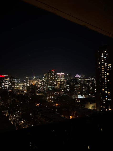 Montreal At Night, Rainy Night, Night City, City Lights, Seattle Skyline, Montreal, Scarlet, At Night, Places To Visit