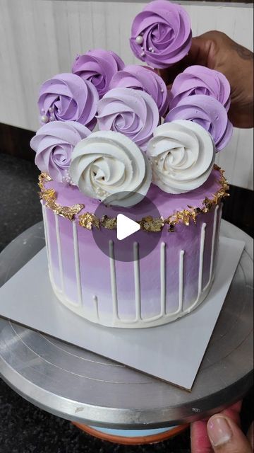 Rosettes On Cake, Blueberry Cake Decoration, New Cake Design, Rosette Cake, Cake Decorating Ideas, Most Satisfying, Cake Decorating, Decorating Ideas, Pasta