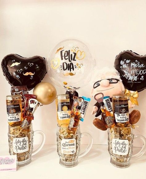 Cute Gift Wrapping Ideas, Fathers Day Gift Basket, Liquor Gifts, Idee Babyshower, Gift For Mom Christmas, Christmas Gift Basket Ideas, Diy Father's Day Gifts, Gift Bouquet, Christmas Gift For Mom