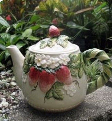 Vintage Tea Pot, Strawberry Kitchen, Cute Teapot, Novelty Teapots, Teapots Unique, Strawberry Patch, Silver Tea, Teapots And Cups, Strawberry Fields