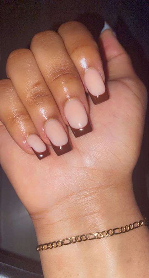 Trendy Nails For Black Women, Fall Short French Tip Nails, Brown French Tip Nails Square Short, Brown French Tips Square, Brown French Tip Nails Square, Nails For Brown Skin Tone, French Tip Shorties, Trendy Brown Nails, Sleek Nails