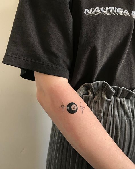 𝔓𝔞𝔯𝔞𝔡𝔦𝔰𝔢 on Instagram: “You can be my 8 ball baby x” Eightball Tattoo, Dice Tattoo, Tattoo Cute, Grunge Tattoo, Aesthetic Tattoos, Back Of Shoulder Tattoo, Tattoo Videos, Dainty Tattoos, Dark Feminine