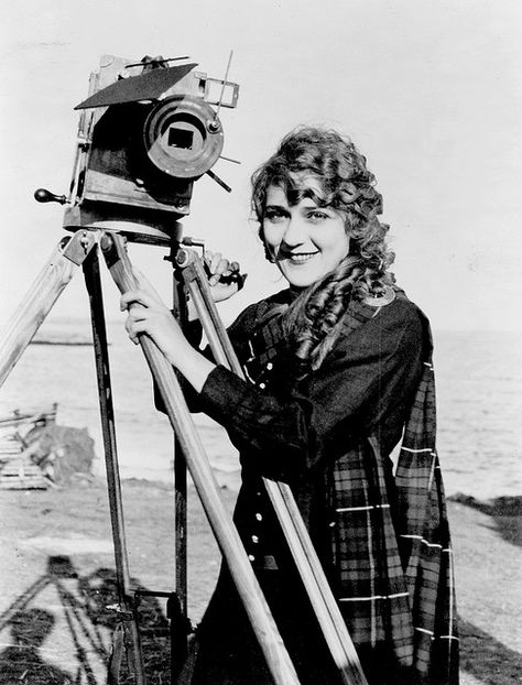 Mary Pickford, 1916  Look at the olden movie camera.  So neat! Lillian Gish, Harold Lloyd, Girls With Cameras, Mary Pickford, Popular Baby Names, Louise Brooks, Silent Film Stars, Old Photography, Katharine Hepburn