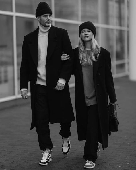 Couples Photoshoot Street Style, Couples Photoshoot Outfits Fall, Couple Photo Shoot Outfits, Couple Fashion Photography, Street Couple Photoshoot, Couple Outfit Goals, Tokyo 2023, Happy Hour Outfit, Long Coat Outfit