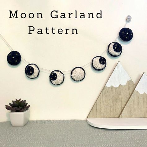 Moon Phase Garland, Crochet Moon, Crochet Pour Halloween, Crochet Garland, Confection Au Crochet, Crochet Wall Hangings, Crochet Diy, Halloween Crochet, Diy Crochet Projects