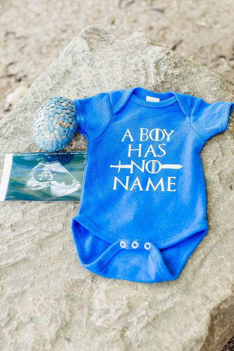 Game Of Thrones Gender Reveal, Nerdy Gender Reveal, Gender Reveal Photography, Gender Reveal Box, Creative Gender Reveals, Baby Announcement To Husband, Getting Ready For Baby, Baby Planning, Baby Gender Reveal Party