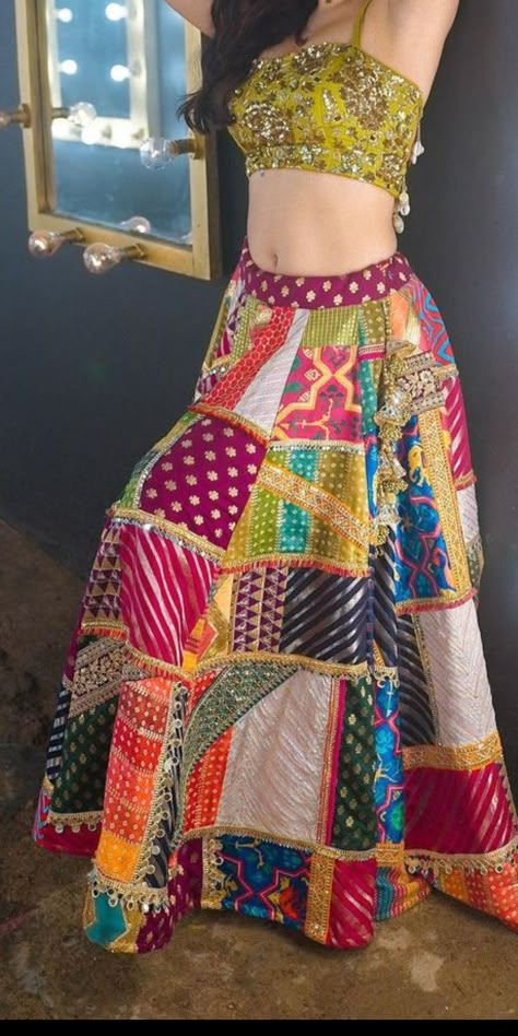 Ikat Blouse Designs, Dandiya Dress, Chaniya Choli Designs, Navratri Dress, Latest Blouse Designs Pattern, Wedding Lehenga Designs, Traditional Blouse Designs, Lehnga Dress, Lengha Choli