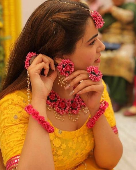 Prettiest Floral Jewellery Designs + Links To Purchase Them Online - Wedbook Haldi Ceremony Flower Jewellery, Haldi Jwellary For Bride, Haldi Girl, Haldi Pics, Haldi Photography Ideas, Jewelry For Haldi, Haldi Look For Bride, Haldi Poses For Bride, Haldi Poses