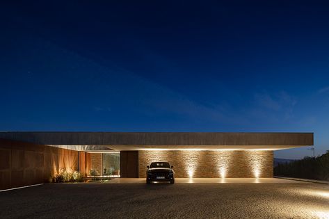 TRAMA arquitetos completes 'cork trees house' in portugal Cork House, Cork Trees, Trees House, Sloping Lot House Plan, Flat Roof House, Cork Tree, Carport Designs, Exposed Concrete, Modern Mansion