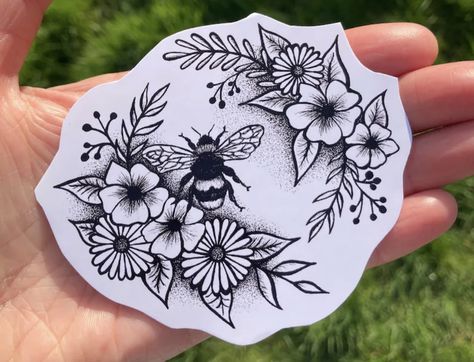 Tattoo Bee, Deco Tattoo, Art Deco Tattoo, Journal Decor, Bee And Flower, Gift Journal, Bee Lover Gifts, Knee Tattoo, Bee Tattoo