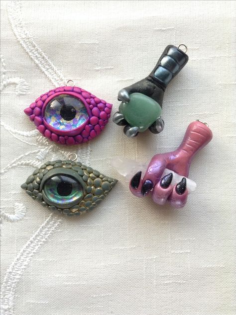 Polymer Clay Scaly Dragon Eyes and Polymer Clay Dragon Claw with Gemstone/Crystal Point Crystal Clay Art, Polymer Clay And Crystals, Polymer Clay Figures Tutorial, Clay And Crystals, Polymer Clay Witch, Polymer Clay Kunst, Dragon Eyes, Polymer Clay Dragon, Halloween Clay