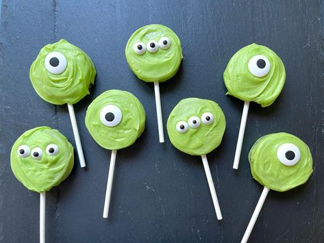 Alien Cookie Pops Recipe | Justin Chapple | Food Network Cookie Recipes Fun, Halloween Cookie Ideas, Cookie Pops Recipe, Halloween Cookie Recipes, Alien Party, Fun Halloween Treats, Candy Eyeballs, Halloween Party Ideas, Halloween Cookie