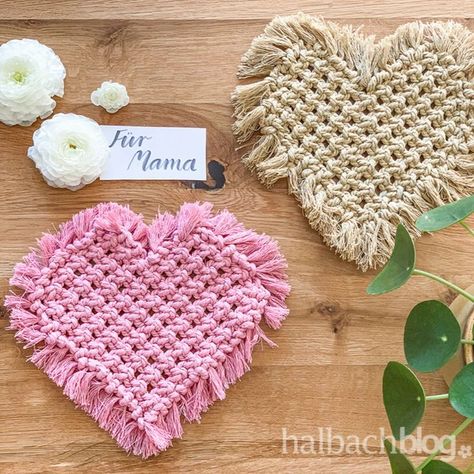 Halbachblog | Muttertag | Muttertagsidee | Valentinstag | Geschenk zu Muttertag | Für Mama | Makramee | Herz | Knoten | Knüpfen | Baumwollkordel Fur Mama, Crochet Home, Free Knitting, Knit Crochet, Winter Hats, Crochet Hats, Crochet Patterns, Spa, Knitting