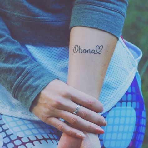 Ohana Tattoo Bedeutung Tropisches Tattoo, Tattoo Journal, Ohana Tattoo, Stitch Tattoo, Tattoo Trend, Bff Tattoos, Friendship Tattoos, Best Friend Tattoos, Tattoos For Daughters