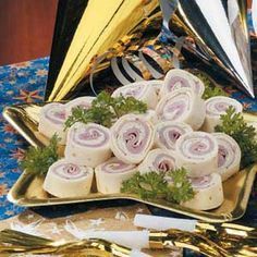 ranch ham rollups - 2pkg cream cheese, 3 chopped green onions, 1 envelope ranch mix. Mix and spread over tortillas, layer with 2-3 slices deli ham, roll and wrap in plastic wrap. Cut before serving Ham Roll Ups, Tortilla Pinwheels, Pinwheel Appetizers, Deli Ham, Snack Dip, Finger Food Appetizers, Roll Ups, Party Food Appetizers, Wrap Sandwiches