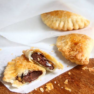 ShowFood Chef: Nutella Hand Pies - Flaky, Chocolate Mini Pies Nutella Hand Pies, Nutella Pie, Nutella Recipes Easy, Apple Hand Pies, Fried Pies, Nutella Recipes, Hand Pies, Mini Pies, Yummy Sweets