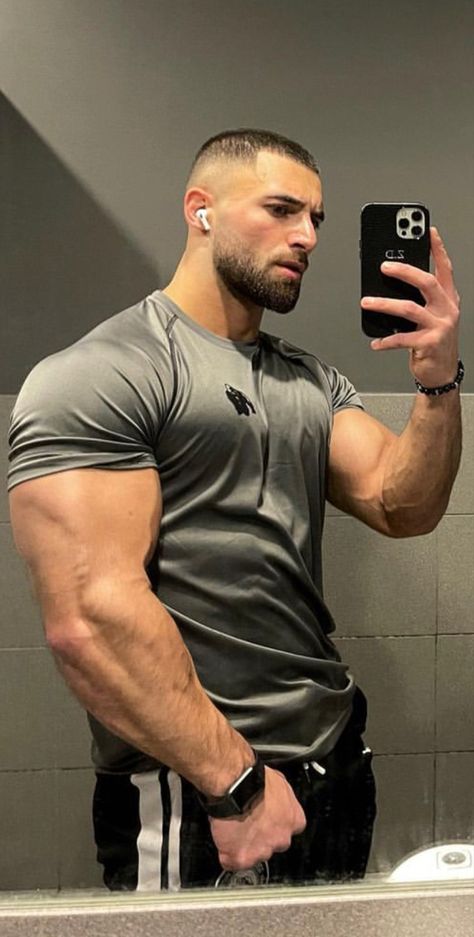 Work In Silence, Taking A Selfie, Gym Guys, Black Men Fashion Casual, Bodybuilders Men, Beefy Men, Boy Models, Mens Workout Clothes, Men's Muscle