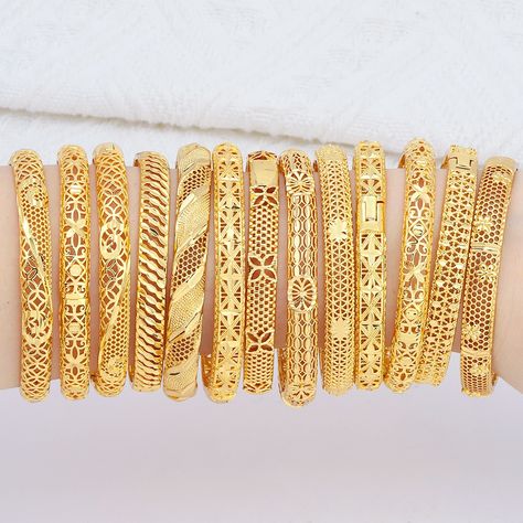 Bracelet Designs For Women, Dubai Gold Bangles, Gold Bracelet Wedding, Wedding Bangles, Modern Gold Jewelry, Bangle Gold, Bangles Design, Gold Plated Bangles, Bangles Indian