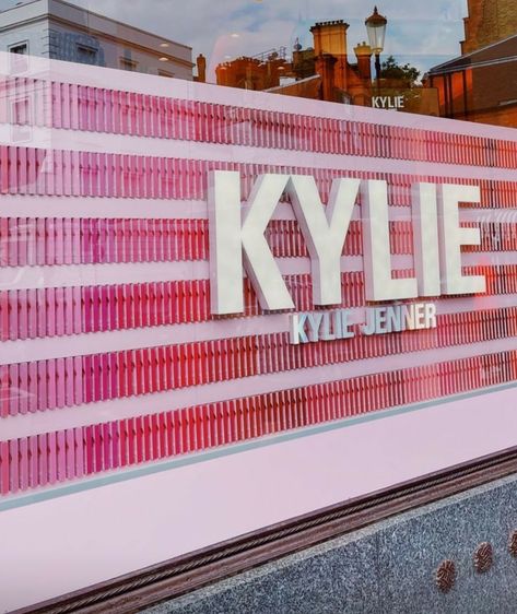 Kylie Pop Up Shop, Kylie Cosmetics Store, Kyle Cosmetics, Maquillage Kylie Jenner, Launch Event Ideas, Experiential Marketing Events, Packaging Design Beauty, Loreal Lipstick, Kylie Jenner Blonde