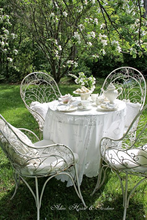 Shabby Chic Outdoor Decor, Jardin Style Shabby Chic, Balcon Mic, Shabby Chic Garden, Desain Furnitur Modern, Shabby Chic Bathroom, Table Sets, Tea Party Garden, Romantic Garden