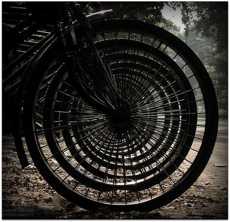 This image shows that line doesn't always have to be straight, I especially like how your eyes are drawn to the centre of the image. Simplicity Photography, Line Photography, Bicycle Wheels, Comfort Bike, I Want To Ride My Bicycle, Black Photography, Concentric Circles, Bicycle Art, Cycling Art