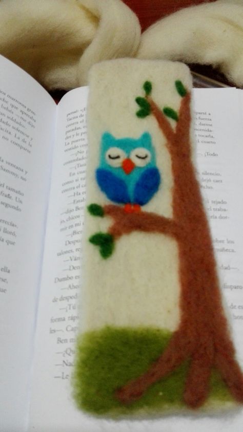 Needle Felted Bookmarks, Felted Bookmarks, Felt Bookmark, Needle Felting Diy, Wool Felt Projects, Needle Felted Christmas, Felted Wool Crafts, Felt Pictures, Felt Book