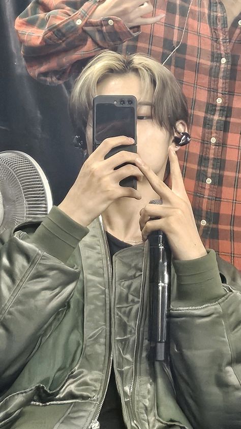 Riki Nishimura Wallpaper Phone, Niki Enha Boyfriend Material, Niki Enyphen Cool, Nishimura Riki Wallpaper, Riki Mirror, Niki Wallpaper, Riki Nishimura, Ideal Boyfriend, Dara Kpop