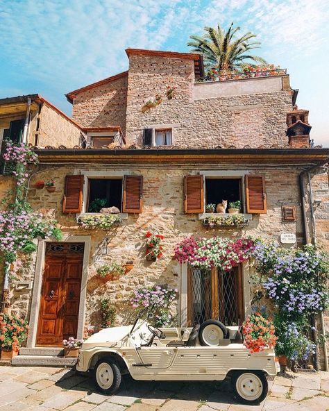 THE RHAPSODY on Instagram: “A gorgeous Tuscan villa; #Tuscany #Italy ✨ #therhapsodytravels” Istoria Artei, Italy Aesthetic, Beautiful Houses, Northern Italy, Pretty Places, Travel Inspo, Oh The Places Youll Go, Dream Destinations, Travel Aesthetic