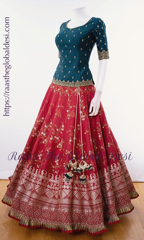 Long Choli Designs, Ghagra Blouse Designs, Choli Designs Blouses, Ghagra Choli Designs, Contrast Dupatta, Choli Blouse Design, Long Blouse Designs, Lehenga Choli Designs, Silk Lehenga Choli