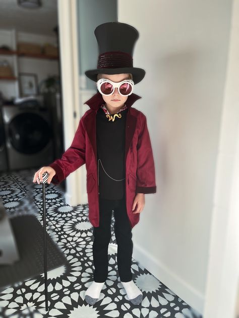 Wonka costume Willy Wonka Family Costumes, Willy Wonka Disfraz, Disfraz Willy Wonka, Willie Wonka Costume, Book Week Costumes For Boys, Wonka Costume, Fun Halloween Party Food, Willy Wonka Costume, Book Character Day