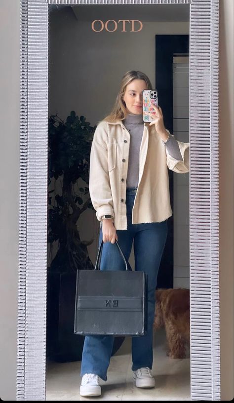 Outfits Con Sobrecamisa, Sobrecamisa Mujer Outfit, Autumn Outfit Inspo, Shacket Outfit, Office Attire Women, Look Formal, Casual College Outfits, Beige Outfit, Easy Winter Outfit