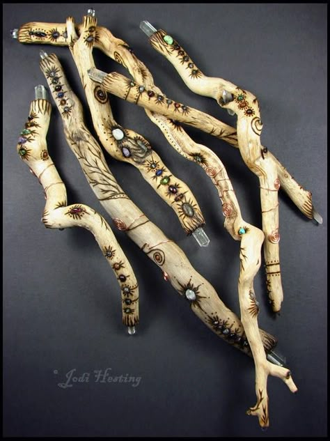 Clay And Wood, Atrapasueños Diy, Spirit Sticks, Crystal Wands, Driftwood Diy, Pagan Crafts, Driftwood Projects, Stick Art, Witchy Crafts