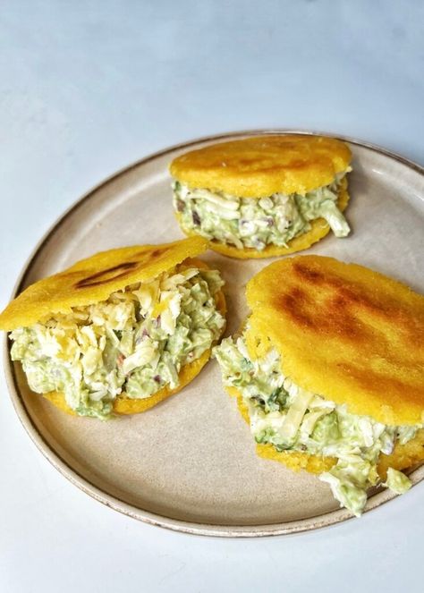 Reina Pepiada Recipe, Arepa Filling, Arepa Recipe, Venezuelan Arepas, Hot Chicken Flavor Ramen, Arepas Recipe, Venezuelan Food, Types Of Sandwiches, Spicy Ramen