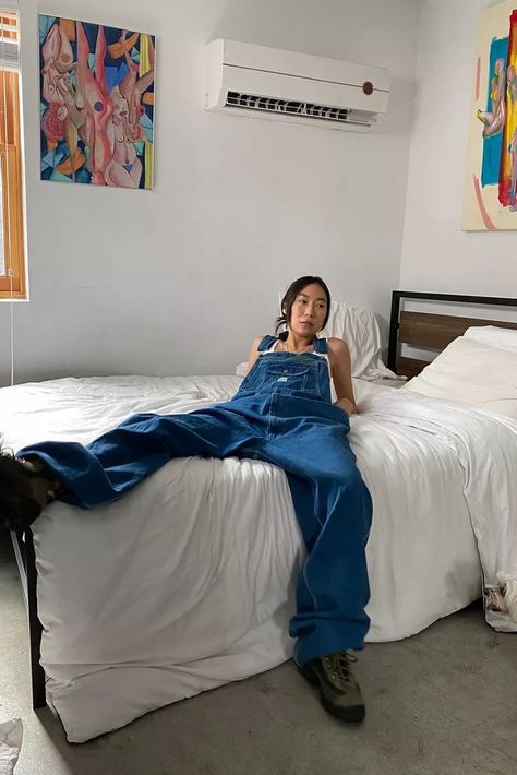 Oversized Overalls Outfit, Oversized Overalls, Jeans Urban Outfitters, Oversize Outfit, Overalls Outfit, Latest Jeans, Trendy Skirts, Women's Bottoms, Spring Fits