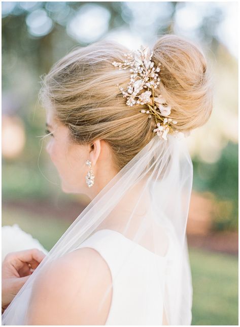 Bridal Bun With Veil, Bun With Veil, Veil With Flowers, Hairstyles Brides, Hairstyles With Veil, Wedding Bun, Wedding Bun Hairstyles, Bridal Bun, Wedding Hairstyles With Veil